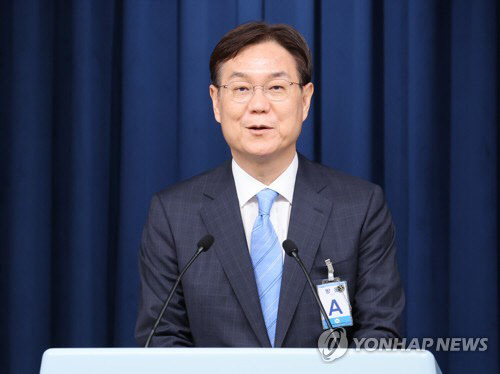 이관섭 정책기획수석이 지난달 21일 서울 용산 대통령실 청사에서 열린 김대기 비서실장 인적쇄신 브리핑에 참석, 소감을 밝히고 있는 모습. <연합뉴스 자료사진>